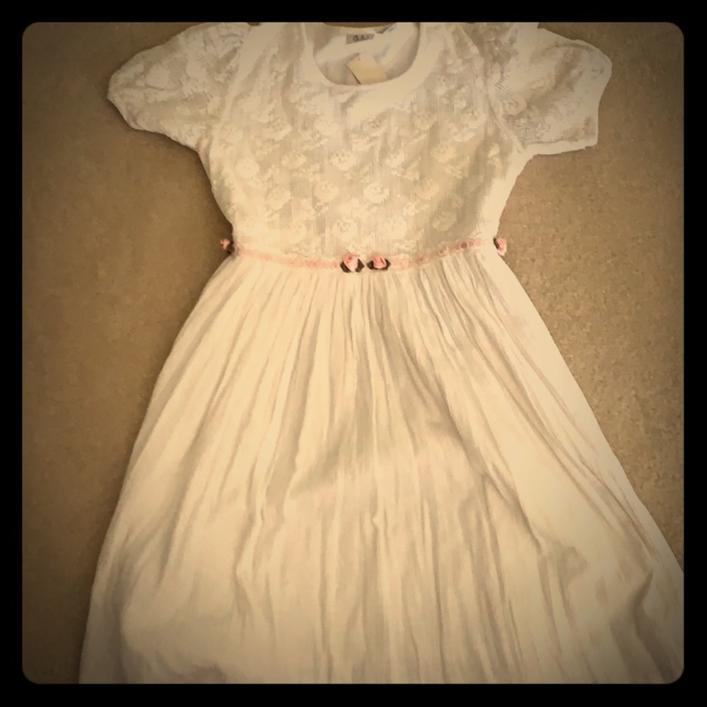 Badge white dress with pink rose trim